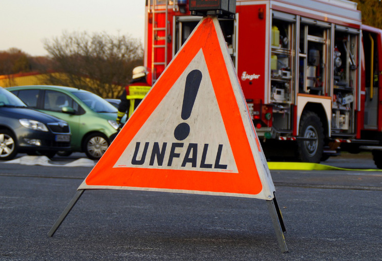 Das getötete Pferd wurde von der Freiwilligen Feuerwehr von der Straße entfernt, die verletzten Personen wurden von der Rettung ins LKH Villach gebracht.